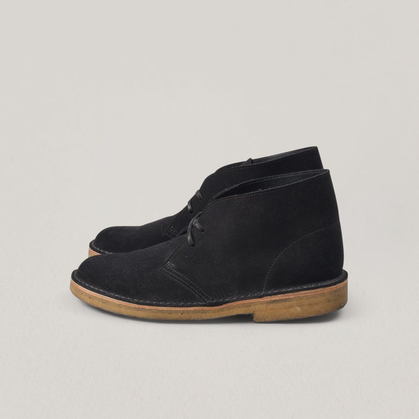 CLARKS SUEDE DESERT BOOT - BLACK