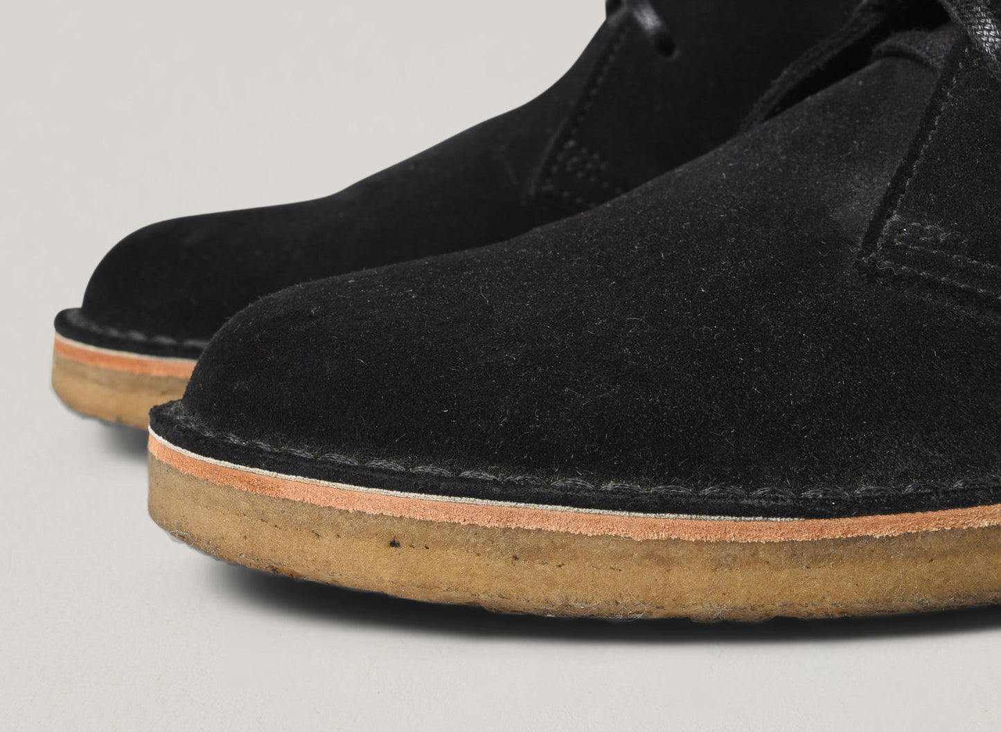 CLARKS SUEDE DESERT BOOT - BLACK